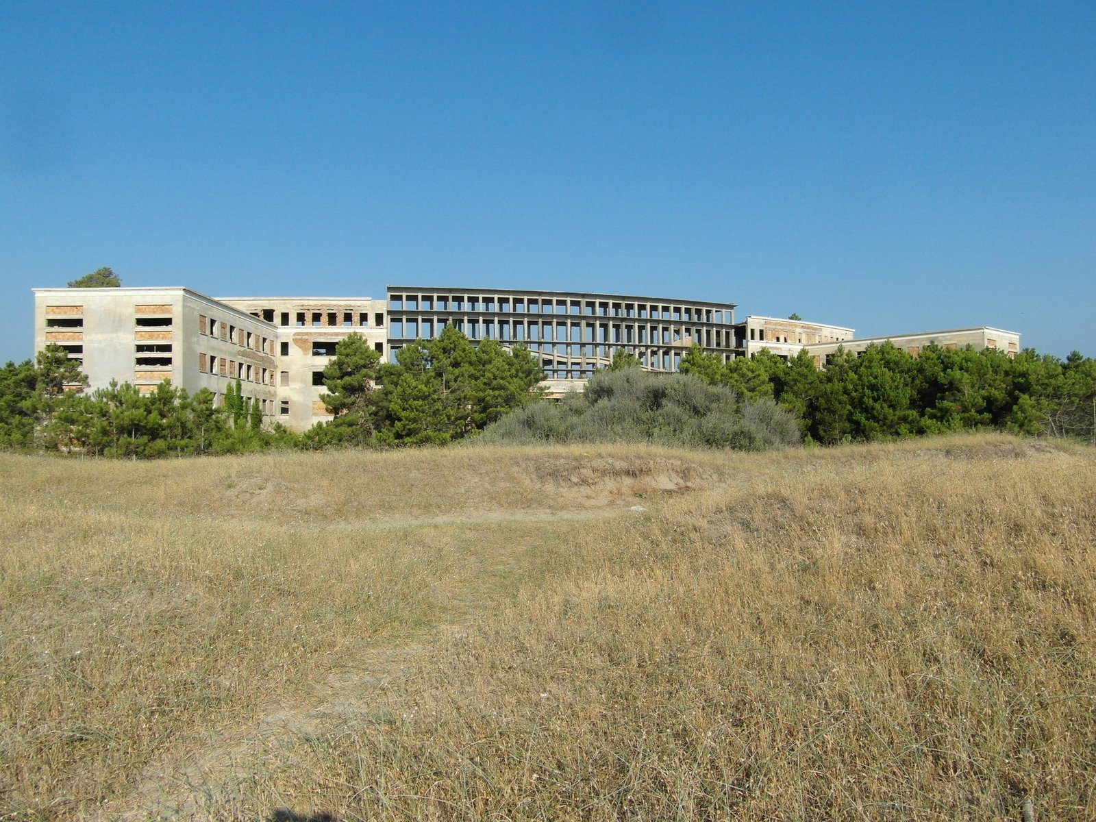 Colonia Varese in Milano Marittima, the symmetrical five-storey Rationalist seaside colony designed by Mario Loreti.