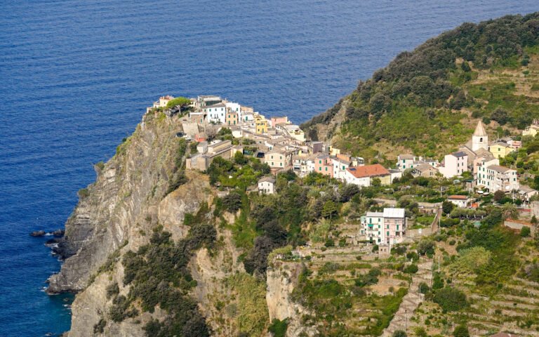 Cultural travel beyond mass tourism: a guide to slow heritage itineraries