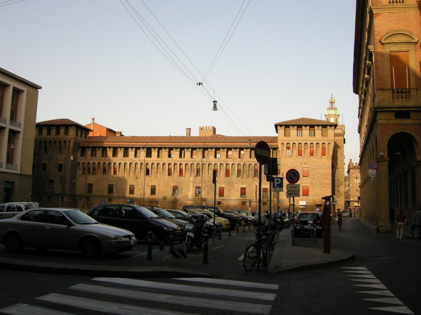 Piazza Roosevelt in Bologna with Palazzo Volpe on the north side, designed by Bega, Giordani and Veronesi in 1938