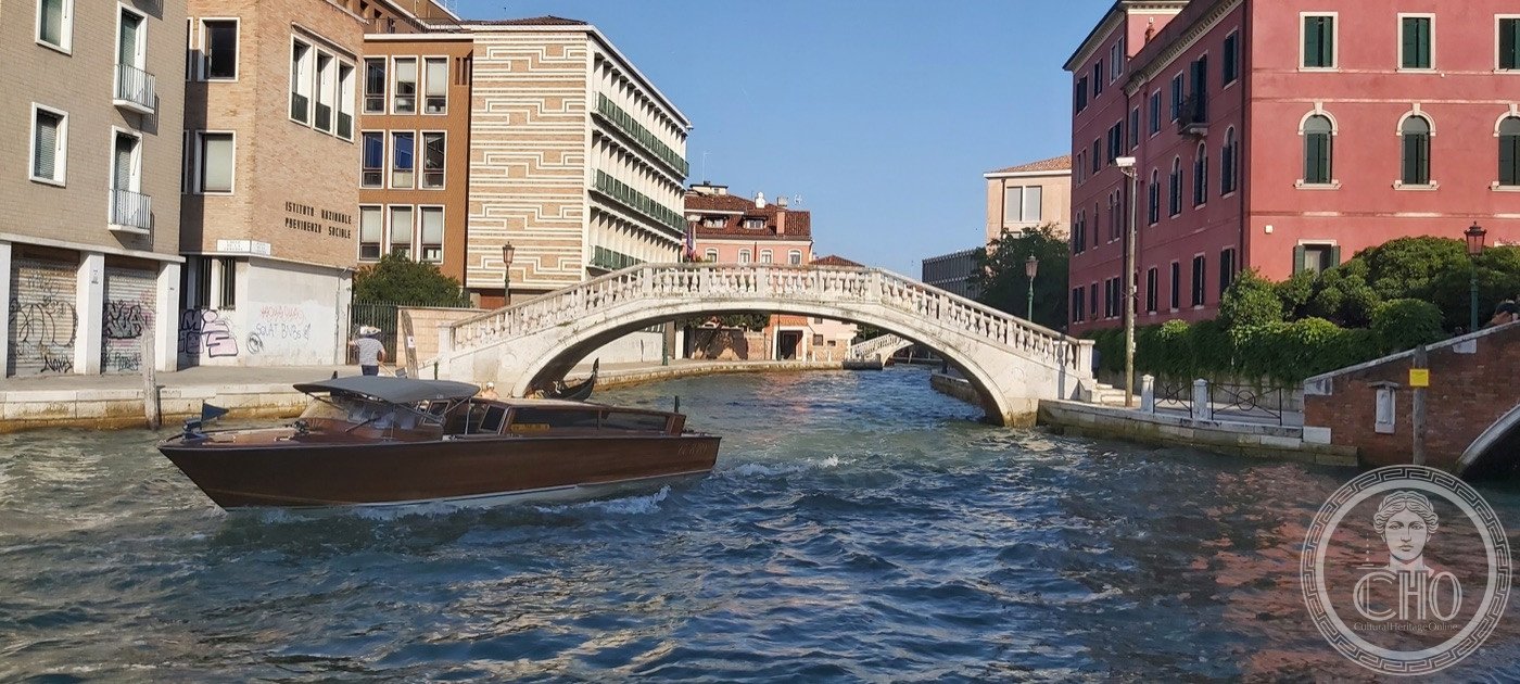 Ponte de la Cereria — Miozzi’s Rio Novo, 1933 — The Istrian-stone Ponte de la Cereria, with the Previdenza Sociale building beyond.