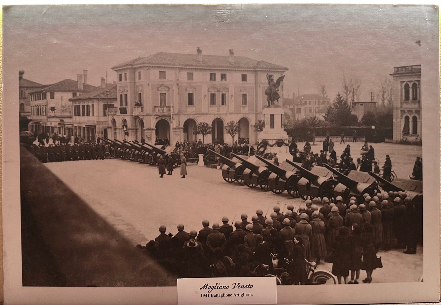 The municipio and the war memorial in 1941, during an artillery parade in the square.