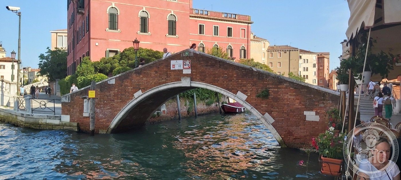Ponte del Pagan — a 1933 Bridge on Venice’s Rio Novo — The brick arch of the Ponte del Pagan from the Rio Novo.