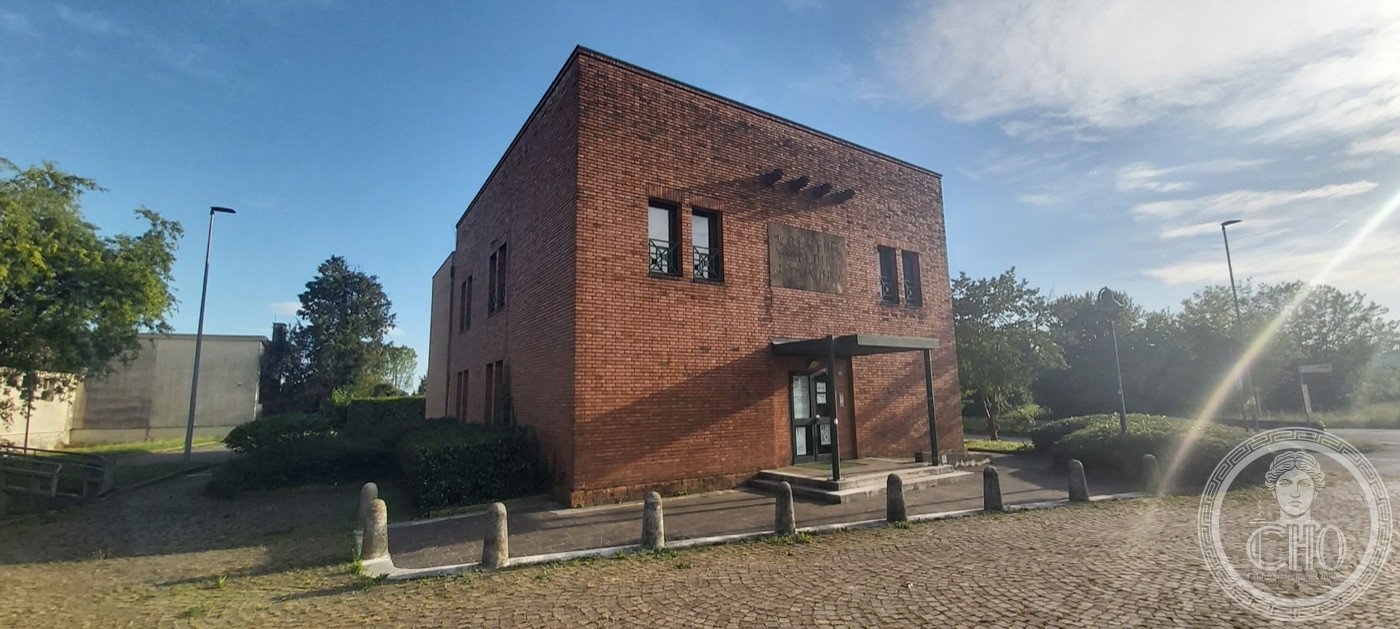 Ex Casa del Fascio — Rubano (Quirino De Giorgio, 1937–1939) — The block from the side, its brick pilasters rising without base or capital.